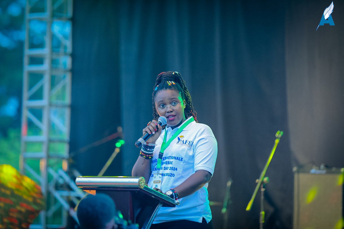 andikamagazine's tweet photo. Dr. Elodie Diaz Nishimwe a presenté pourquoi l’Inkerebutsi Day a été organisé. Avant de quitter la scène, cette slameuse a déclamé un slam d’encouragement aux jeunes entrepreneurs.

#andikamagazine
#writeyourownstory
#Burundi
#africa
#InkerebutsiDay2024 https://t.co/OZ3tkmmCmf