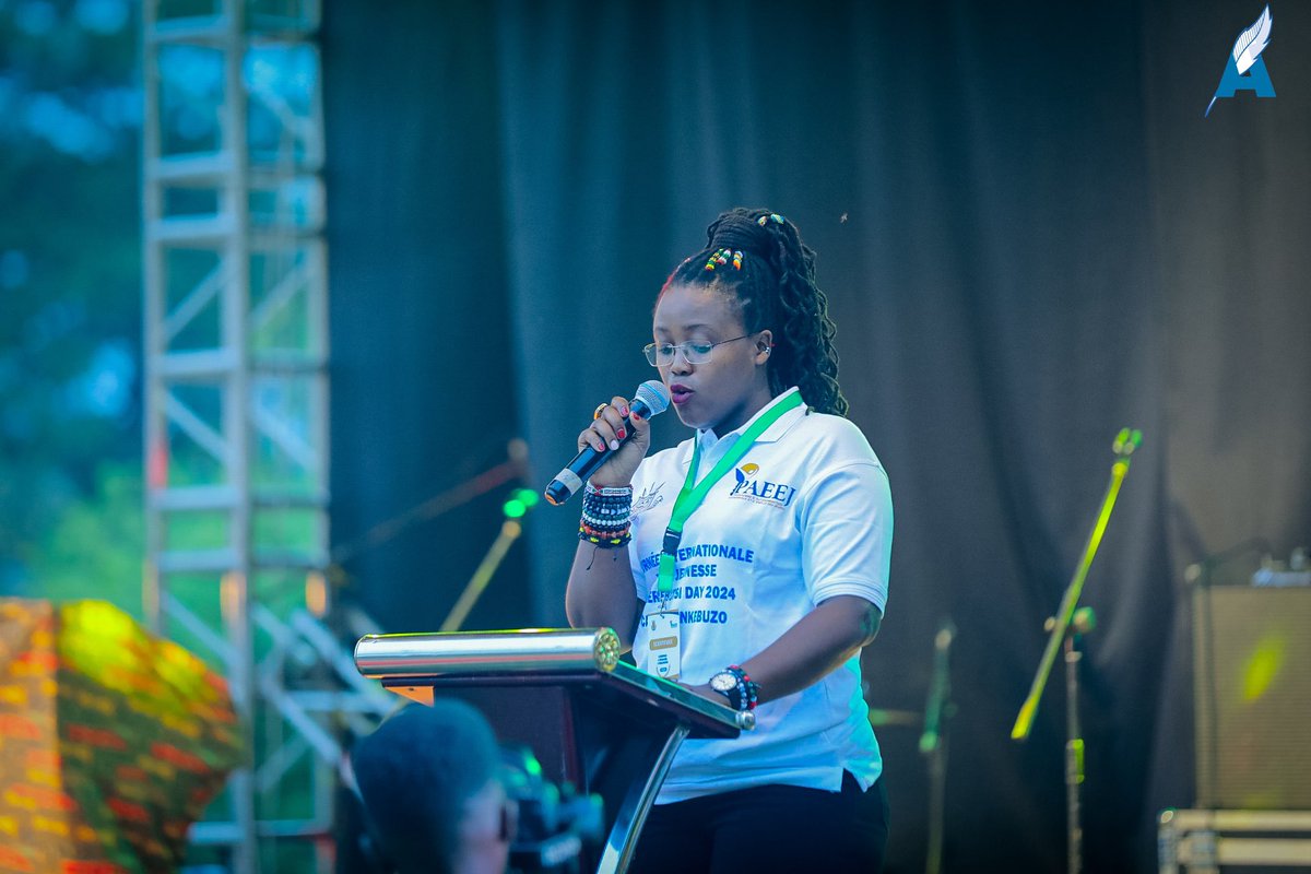 andikamagazine's tweet photo. Dr. Elodie Diaz Nishimwe a presenté pourquoi l’Inkerebutsi Day a été organisé. Avant de quitter la scène, cette slameuse a déclamé un slam d’encouragement aux jeunes entrepreneurs.

#andikamagazine
#writeyourownstory
#Burundi
#africa
#InkerebutsiDay2024 https://t.co/OZ3tkmmCmf