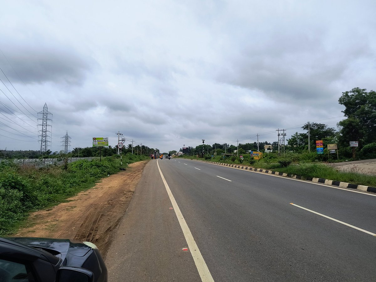 padiyarms's tweet photo. @OfficeOfNG, Double road express Highway Bangalore-kanakapura. Speed limit 40km!!!! Police setting up cameras and putting fine to vehicles! Kindly look into giving proper instructions for putting right signboards. https://t.co/qvgi1erpNZ