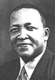 WHAT HAPPENED ON THIS DAY IN SOUTH AFRICAN HISTORY 💡 

On this day 13 August in 1965,Ngaka Modiri Molema passed away in Mahikeng. 

Dr Seetsele Silas Modiri Molema, medical doctor, politician and historian, died in Mahikeng at the age of 74. He was the eldest son of Silas
