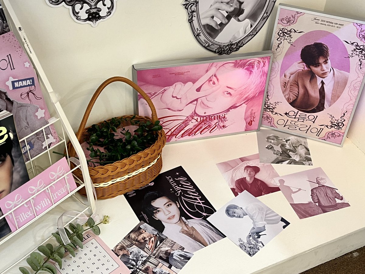 📍여름의 아뜰리에 

특전이랑 핀뱃지 실물 진짜 이뻤던 카페(°͈̅​ ᢐ °͈̅)
전시된 엽서도 너무 이뻐서 스리슬쩍하고 싶었다는..🥲🤍

#나나의_여름공작소