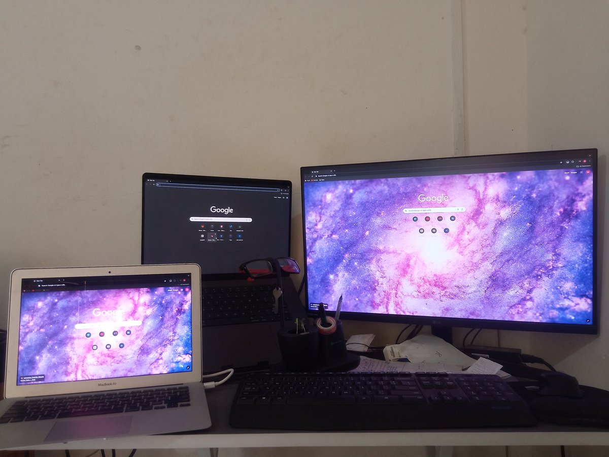 _MohitBalwani's tweet photo. I can't use all these gadgets on my current desk now. I really need to upgrade my desk setup 😤

Any suggestions on which desk would work best for multiple monitors and laptops? Space is a big issue for me right now 😩 https://t.co/lOE1hK9xC7