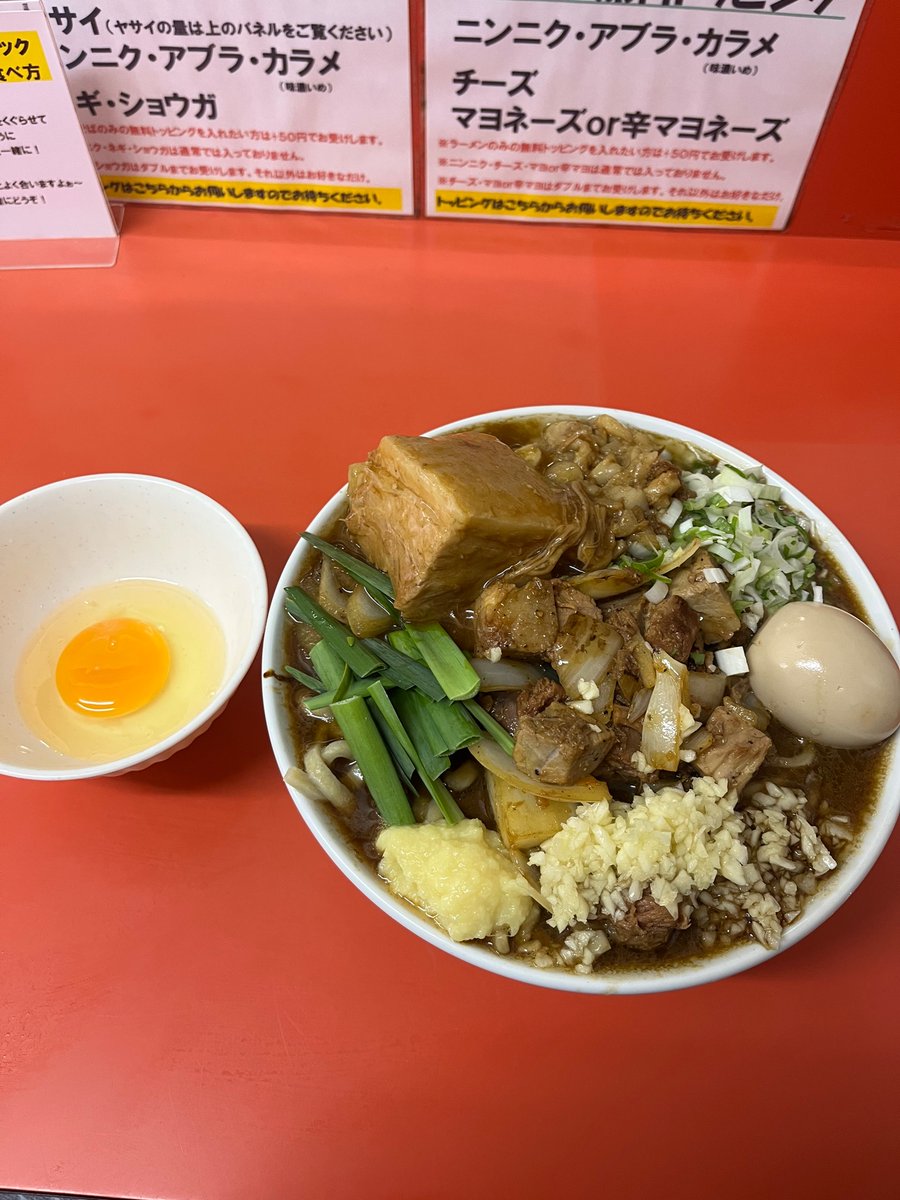 kzkz1113ya's tweet photo. 8月12日(月)
らー麺ぶたのジョー。
スタミナブラック大盛　味玉　角煮
ライス　生卵
初のスタミナブラック
濃いめの味付けなので生卵とご飯がよく合います。
ごちそうさまでした！ https://t.co/mNWvCRHvd4