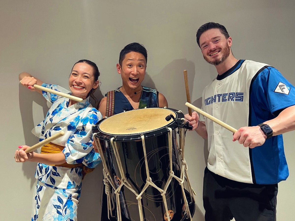 maxine87munby's tweet photo. 昨日までの3日間試合後に開催された"超盆ダンス"🪩参加してくれた皆さんありがとうございました❤️‍🔥和太鼓しんたさんとスタジアムDJ マラカイと🥁

今までDJをしてきて、あんなに一体感を感じたのは初めてでした😭皆の"気"を身体で感じてガチ感動。このままファイターズ連勝目指して💪🔥

#loveFighters https://t.co/l1VDW7OjHz