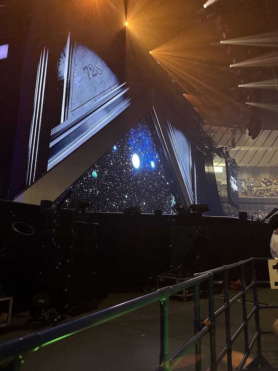 shuni_micchi's tweet photo. 제가1층1구역1열이래요…..
즐거븐 관람 끝 💕❄️ https://t.co/wkYTF9xbiQ