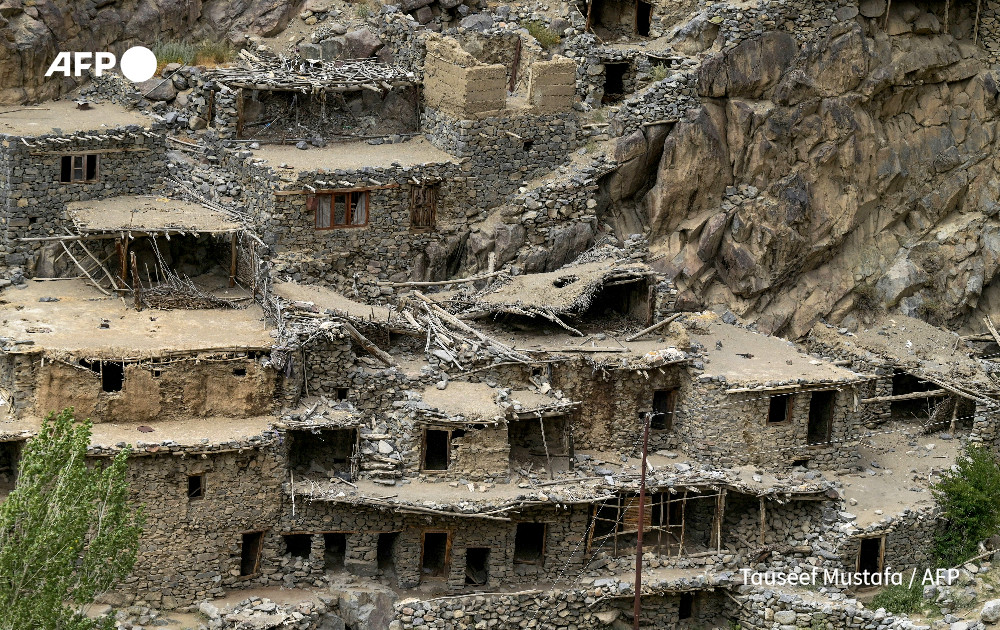 AFP's tweet image. Families split by India-Pakistan rivalry lose hope.

The ancient trade route over the Himalayan passes of Hunderman once brought communities together, but the rugged peaks are now used as fortifications by nuclear-armed rivals India and Pakistan

u.afp.com/568c