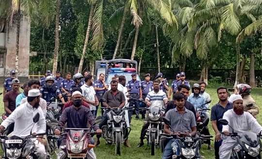 চরভদ্রাসন উপজেলা জুড়ে পুলিশ ও জনতা মিলে মোটর সাইকেলযোগে র‌্যালি