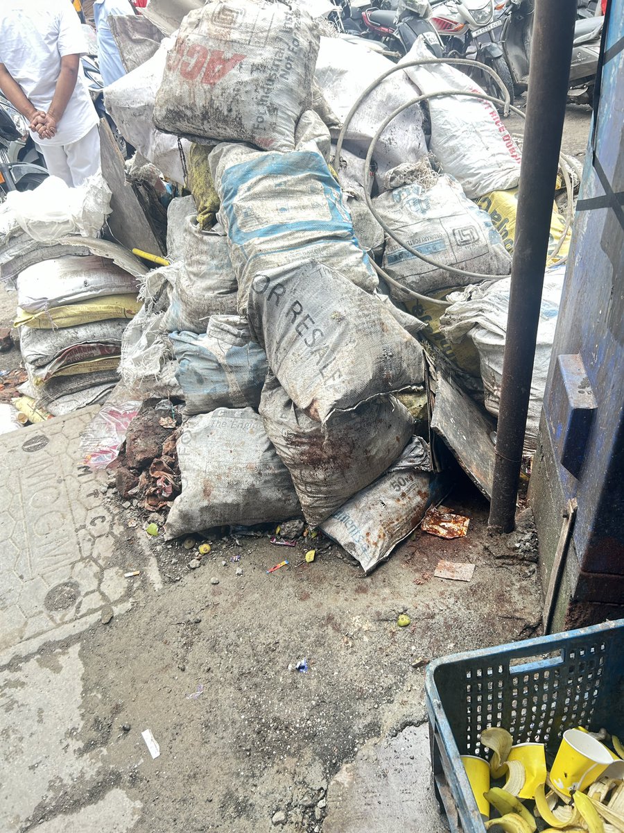 shaikh_sahab__'s tweet photo. Dear Team @Adani_Elec_Mum ,
You have not yet properly covered the cables, and the sections that have been covered are not done correctly, with the cables still visible.

The debris is still lying around, please remove it on priority.

@AdaniOnline
@MinOfPower
@mybmc

1/2 🧵 https://t.co/dv6L6Ac8BI