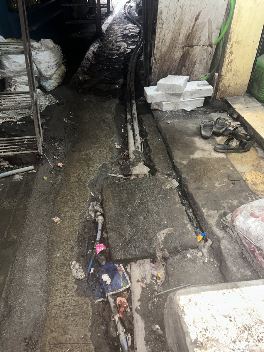 shaikh_sahab__'s tweet photo. Dear Team @Adani_Elec_Mum ,
You have not yet properly covered the cables, and the sections that have been covered are not done correctly, with the cables still visible.

The debris is still lying around, please remove it on priority.

@AdaniOnline
@MinOfPower
@mybmc

1/2 🧵 https://t.co/dv6L6Ac8BI