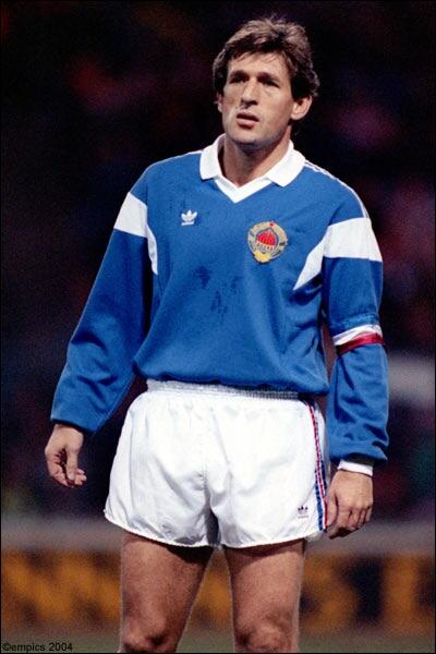 fussballgeekz's tweet photo. Safet Sušić 🇧🇦 - Sarajevo, #PSG, #RedStarParis - 'Pape' won 54 caps for #Yugoslavia, was voted #Yugoslavian POTY in 1979 &amp; 2-time East European FOTY winner (1979 &amp; 1984). A marvellously gifted trequartista, Sušić was key to PSG's 1st ever #Ligue1 title in 1985/86. https://t.co/N9w9U4AQmT