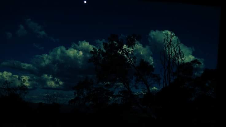SENSIMILLIEA's tweet photo. Day & Night. #Daylight. #Nightfall. #myphotography. #evocative. #sunshine. #moonlite. #naturephotography. https://t.co/4tgwb608re