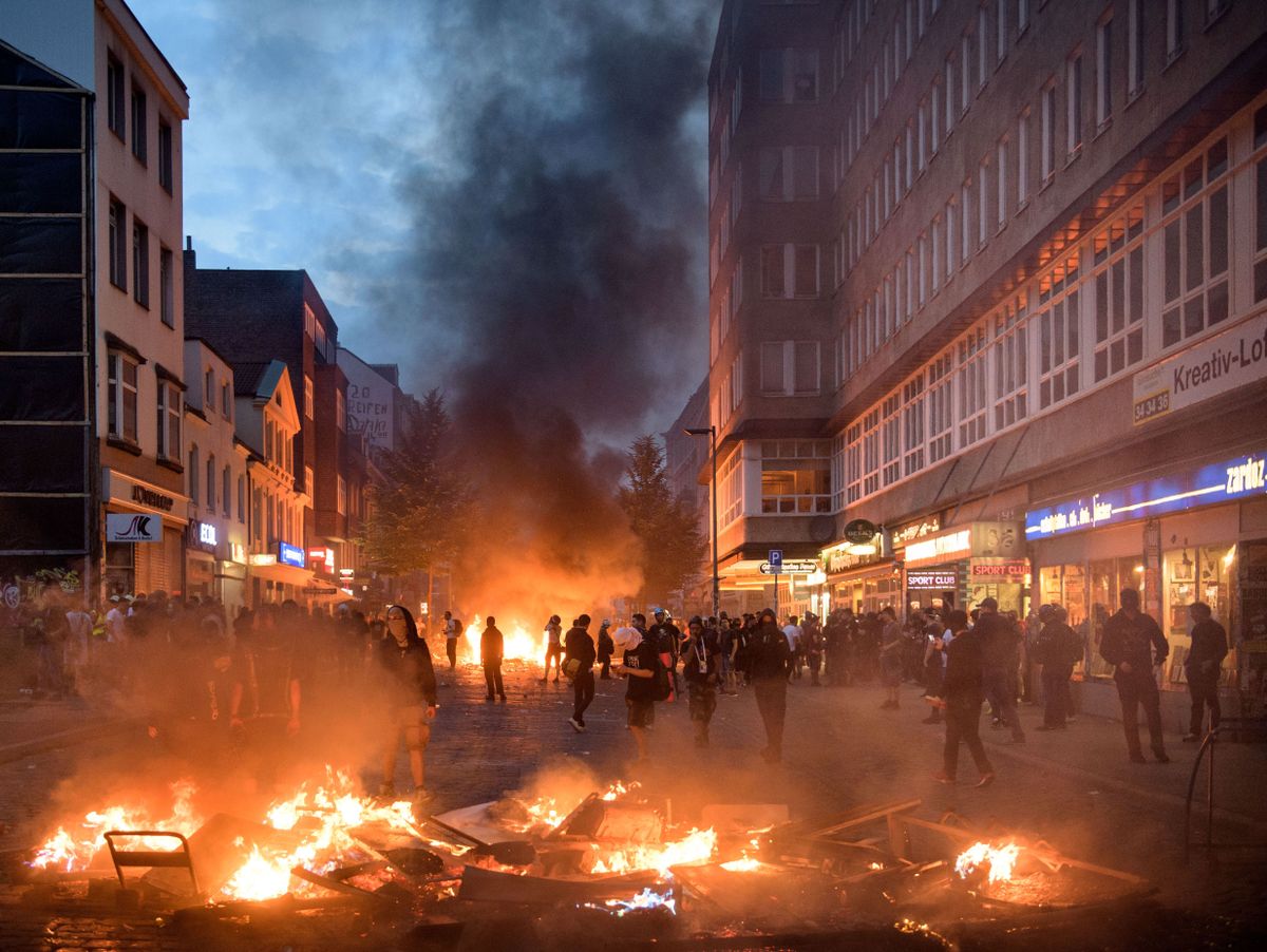 AndreasPlewa's tweet photo. @kaffeefirst_ Ich frage mich gerade was schlimmer ist, die Krawalle der Antifa die wir von unseren Steuern bezahlen müssen oder die Jungs die in einem Boot sitzen https://t.co/RUlFGNj7CL