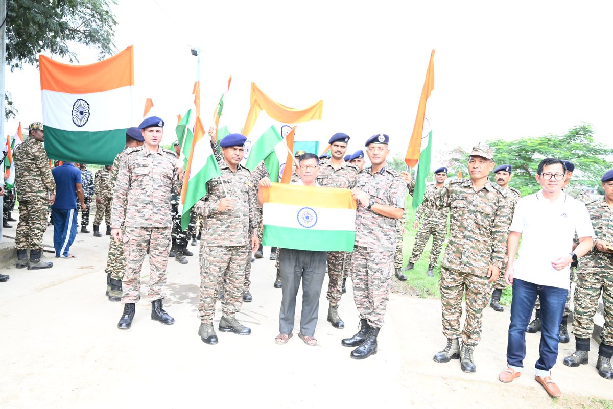 143bncrpf's tweet image. India&apos;s 78th Independence Day, 143 Bn CRPF launched an initiative to promote National unity and pride among the residents of Lamphelpat. The Unit distributed flags to locals on 13th August 2024 encouraging them to hoist the flags in their homes from 13th August to 15th August 24.