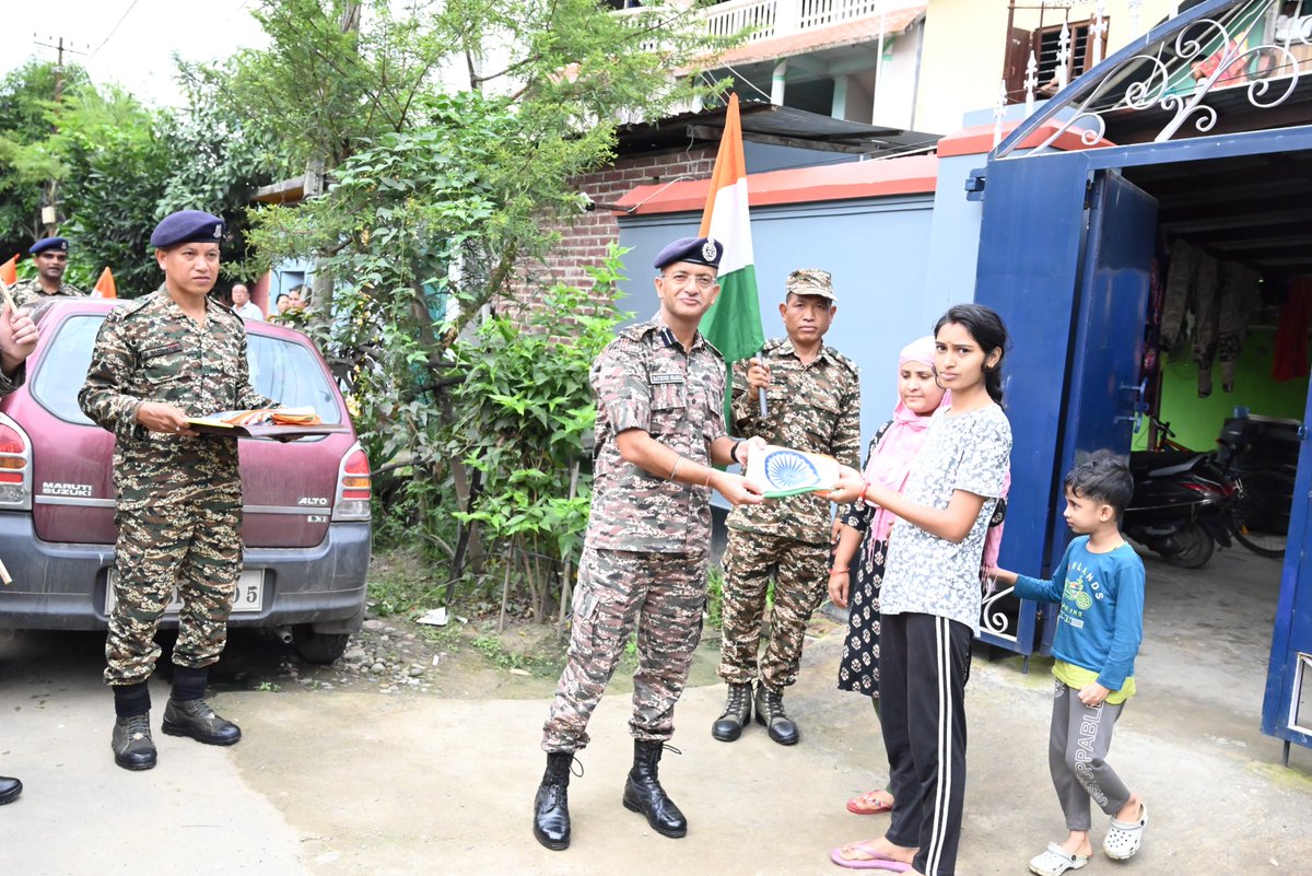 143bncrpf's tweet image. India&apos;s 78th Independence Day, 143 Bn CRPF launched an initiative to promote National unity and pride among the residents of Lamphelpat. The Unit distributed flags to locals on 13th August 2024 encouraging them to hoist the flags in their homes from 13th August to 15th August 24.