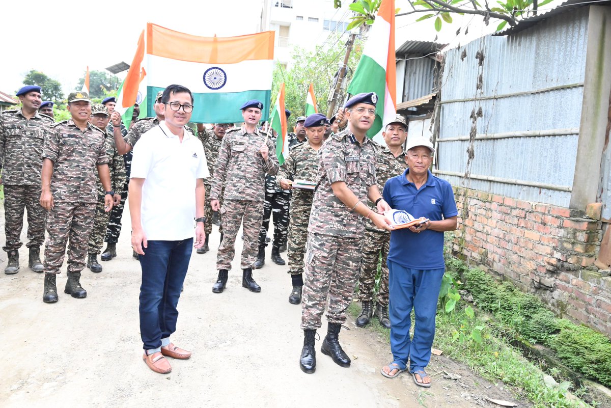 143bncrpf's tweet image. India&apos;s 78th Independence Day, 143 Bn CRPF launched an initiative to promote National unity and pride among the residents of Lamphelpat. The Unit distributed flags to locals on 13th August 2024 encouraging them to hoist the flags in their homes from 13th August to 15th August 24.