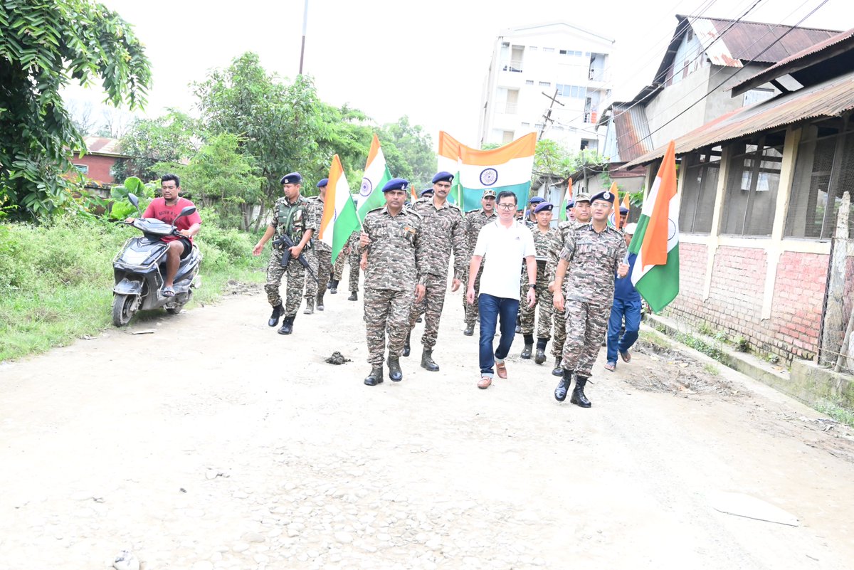143bncrpf's tweet image. India&apos;s 78th Independence Day, 143 Bn CRPF launched an initiative to promote National unity and pride among the residents of Lamphelpat. The Unit distributed flags to locals on 13th August 2024 encouraging them to hoist the flags in their homes from 13th August to 15th August 24.