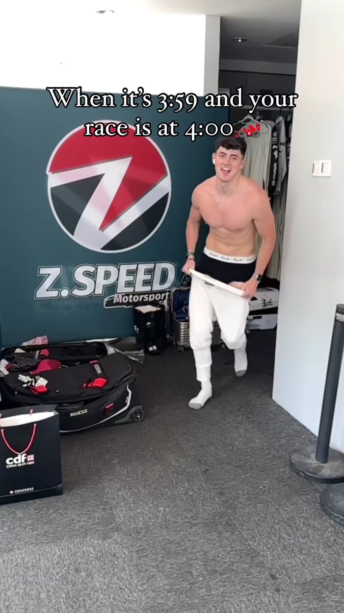 HotRacingDriver's tweet photo. #MaxHart #abs #pecs #sixpack #hotracingdriver #shirtless https://t.co/7VglkWT5sv