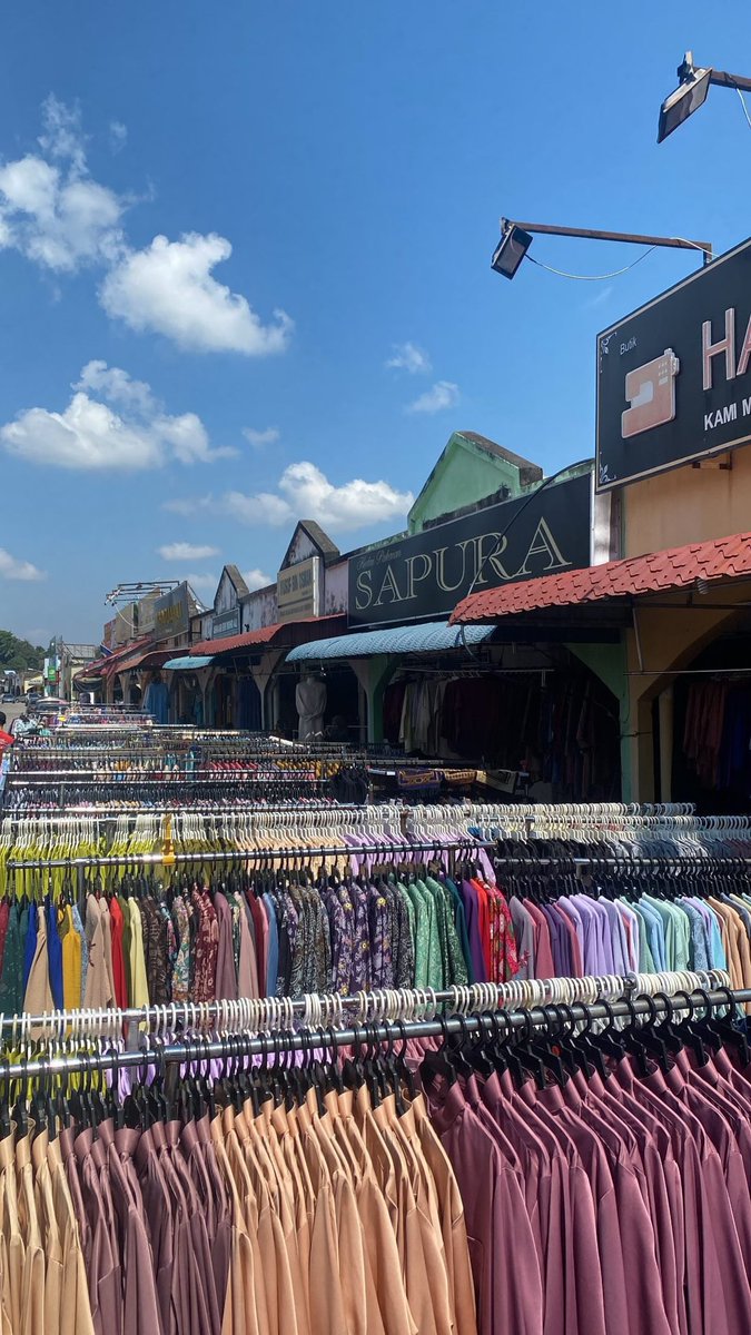 HermyRahim's tweet photo. Pemilik kedai baju kurung, baju melayu di pekan 
Masjid Tanah buat jualan lelong banjir. Betul betul depan KFC Masjid Tanah.

Bantu mereka sebarkan supaya dapat dia jual lelong baju baju ni dan boleh cover sikit kerugian yang mereka kena akibat banjir besar di Masjid Tanah haritu https://t.co/hEHNgXwiVn