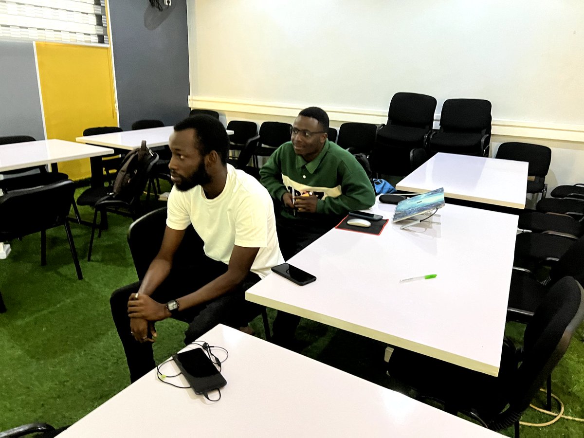 BchainUniport's tweet photo. Our Mentorship Program officially started on Saturday at @thehivespaceng training center🎉🎉

Day 1 featured our students in the Ui/Ux design track learning from the best @ChiomaGraham 
We are very excited to see them learn and grow in the course of this program. 💙 https://t.co/WN2rBAEx63