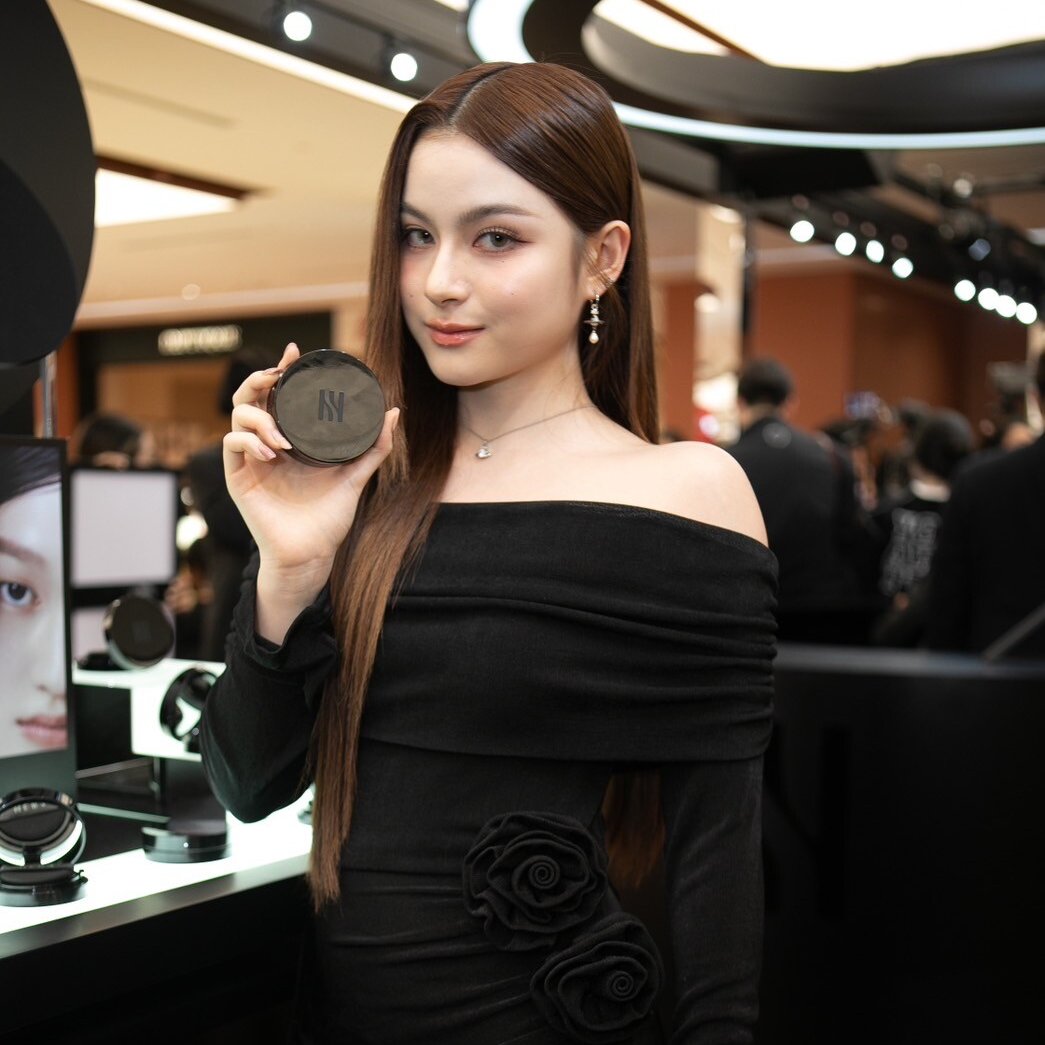 prjipata's tweet photo. “HERA” แบรนด์เครื่องสำอางลักซ์ชัวรี่ เปิดช็อปใหม่ใจกลางกรุงเทพฯ ครั้งแรก ส่งต่อความงามเหนือระดับจากกรุงโซล

https://t.co/x2DQZ7mOl6

#HERA #HERAisComing #HERAThailand #HERABlackCushionFoundation #HERASensualPowderMatte #janistarr  #primiily #HERAxFOURTH  #HERAxMeen #HERAxPRIM https://t.co/L2raAYIvkI