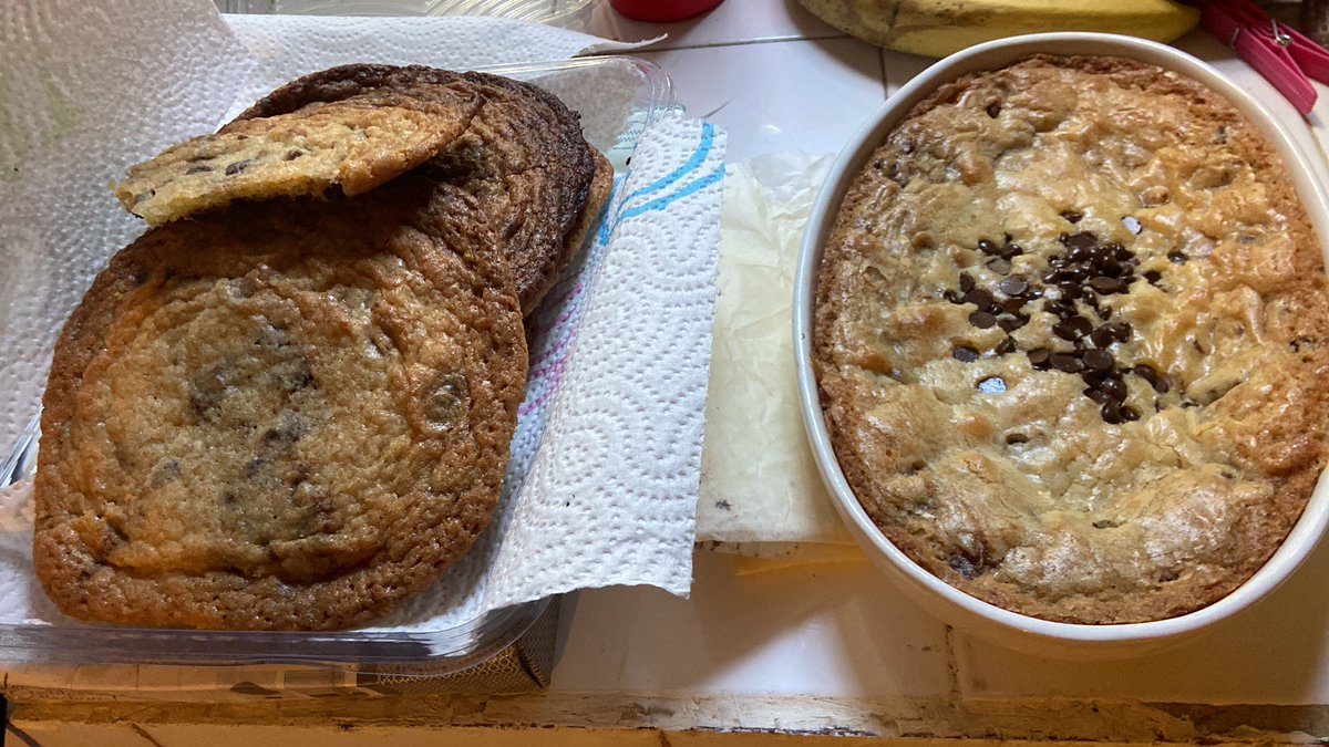 sar4shton's tweet photo. 20 añazos, wow

vale pero mirad esta tartita de galletota rellena de nutella, y galletotas a su lado también porque no https://t.co/xMDmLScsHg