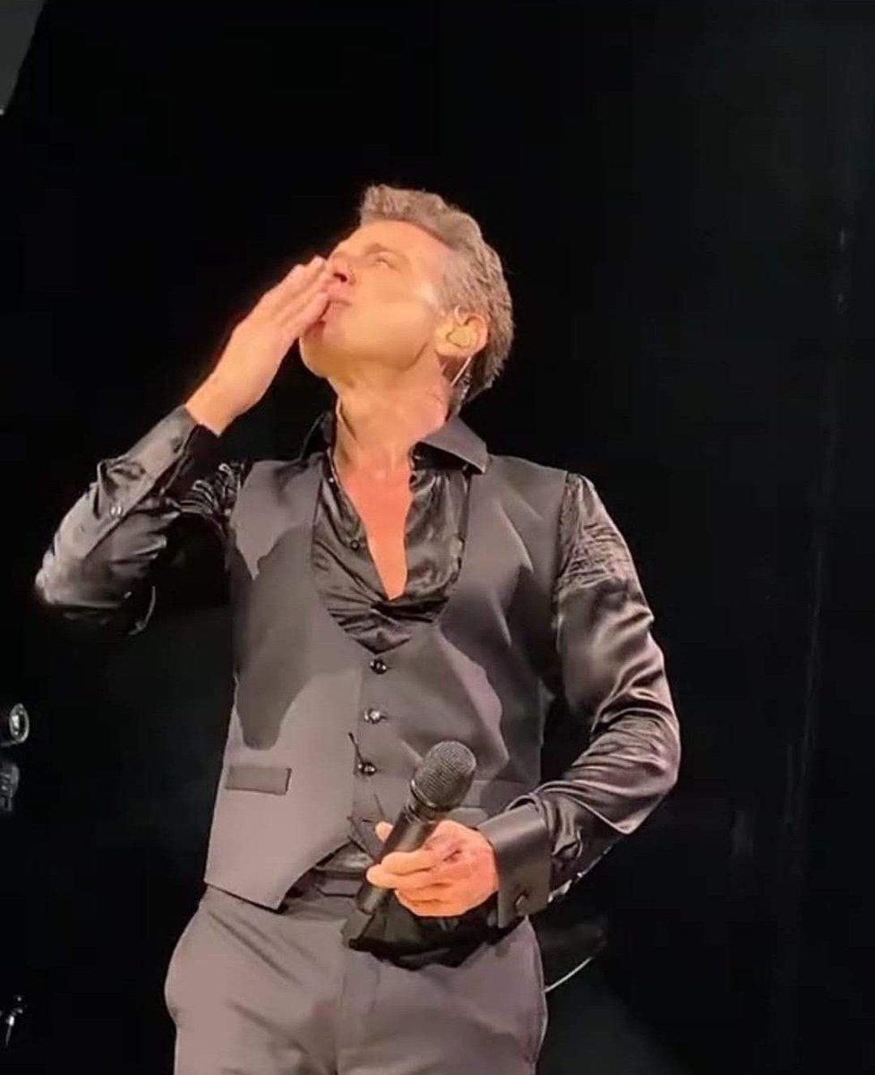 Si tú me hubieras dicho siempre la verdad ♫ Si hubieras respondido cuando te llamé
<a href="/lmxlm/">Luis Miguel</a> #LuisMiguel #txlm #ClubOficialChile #Incondicionales #TodoPorLM #TXLM36 #Tour2024 #Gira