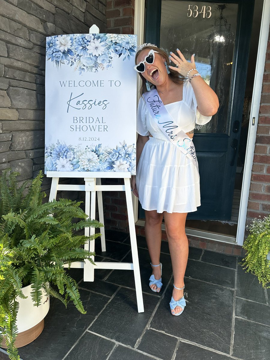 k_sut918's tweet image. Twitter doesn’t have enough characters to give the proper thanks! My softball moms CRUSHED my Phoenix bridal shower &amp;amp; I am so honored to love each of these girls and be so loved in return!! 💙💍👰🏼‍♀️🥎🫶🏻 today my heart grew even more for this amazing family of mine! @VA_Phoenix_Wood