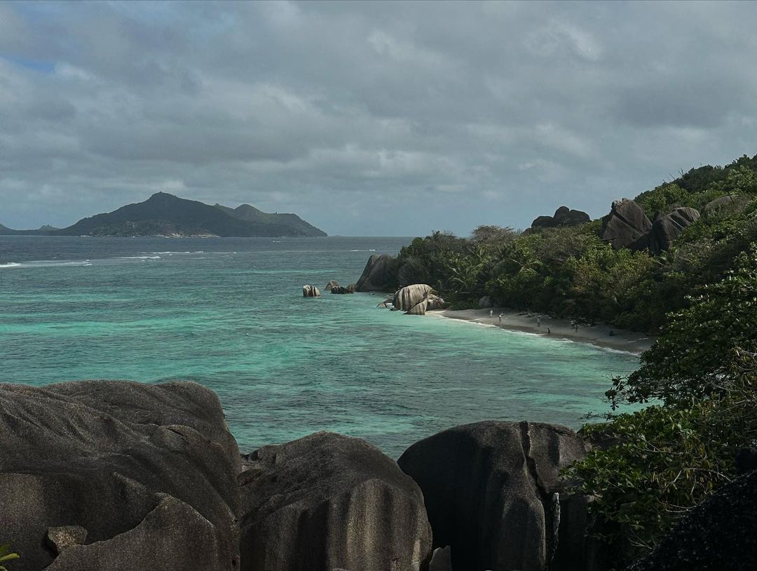 devacasel's tweet image. Heard that memories are made to be reminisced. Here to return home to the sea with seashells, white sands, and mountains. Seychelles and its gentlest memory, proudly presenting.
