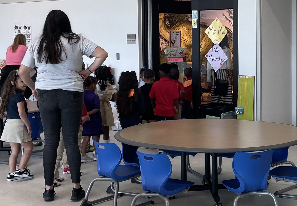 Roaring into PK ⁦<a href="/Jefferson_ELC/">Jefferson ELC</a>⁩ Ms Ma &amp; Ms Mendoza’s class sees the dinosaur in their Digging Dinos House for the first time! At Jefferson we love to learn 🤗#InteractiveLearningExperiences ⁦<a href="/AliefISD/">Alief ISD</a>⁩ ⁦<a href="/AliefPreK/">Alief Early Childhood</a>⁩ ⁦<a href="/O_L_Mayers/">Dr. Onica L. Mayers</a>⁩ #FirstDayAtAliefISD