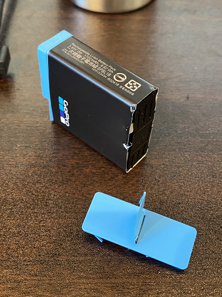 Glamster_'s tweet image. ゴープロ純正バッテリー大丈夫か？
充電で膨張…破損💦
🔥発火しなくてよかった😖

#GoPro  #ゴープロ #Hero11