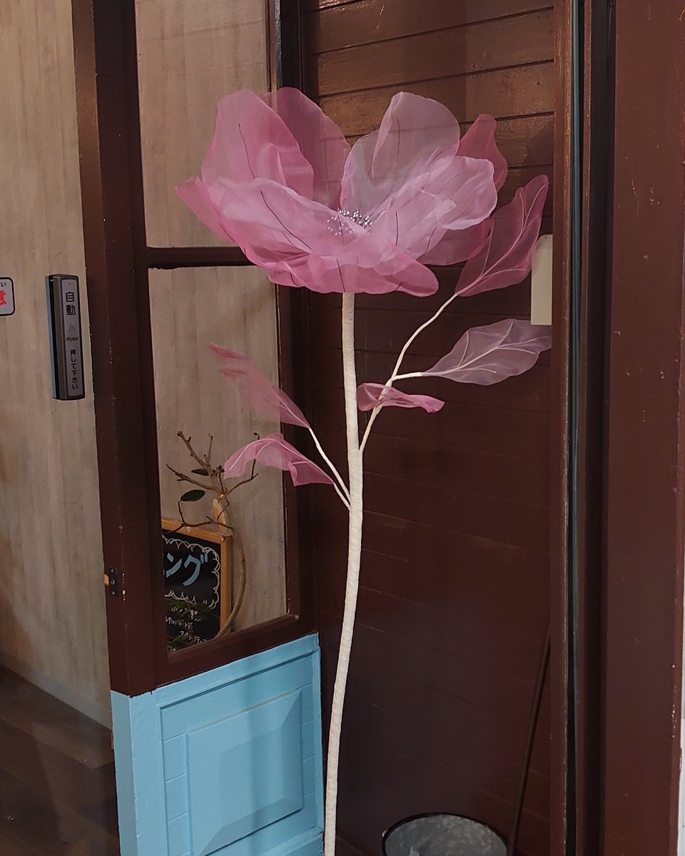 a_flower_design's tweet photo. 体調のこととか諸々あって考えることから逃げていたけれど、やはりジャイアントフラワーを作るって私に向いている仕事だと思う。
フラワーの事を考えるとうきってする自分がいるからまだ大丈夫。
実は打ち合わせが一番好きだったりする私にオファーお待ちしております。
こういうスタンド1本から是非！ https://t.co/M80QOmDCvt