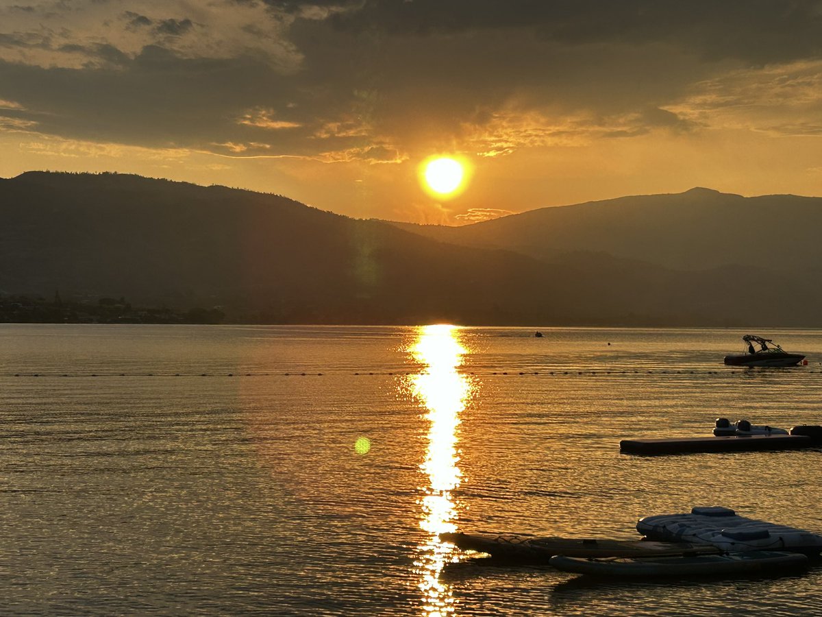 キャンプサイトで夕日を見ながら仕事。まあ悪くない😆