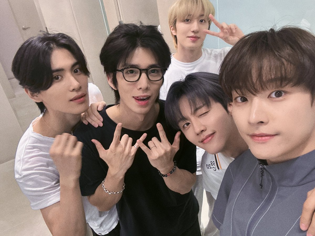 SF9official's tweet photo. Broken Hearts Club 데.뷔.임.박!!
#SF9 #INSEONG https://t.co/yjxfsRwwEL