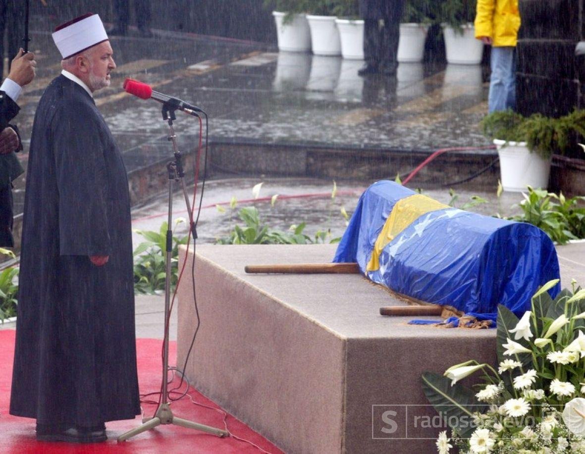 nadidefotograf's tweet photo. Aliya'ya sağanak yağmur altında veda... 

Saraybosna, 22 Ekim 2003. https://t.co/1w7zWfFmNa