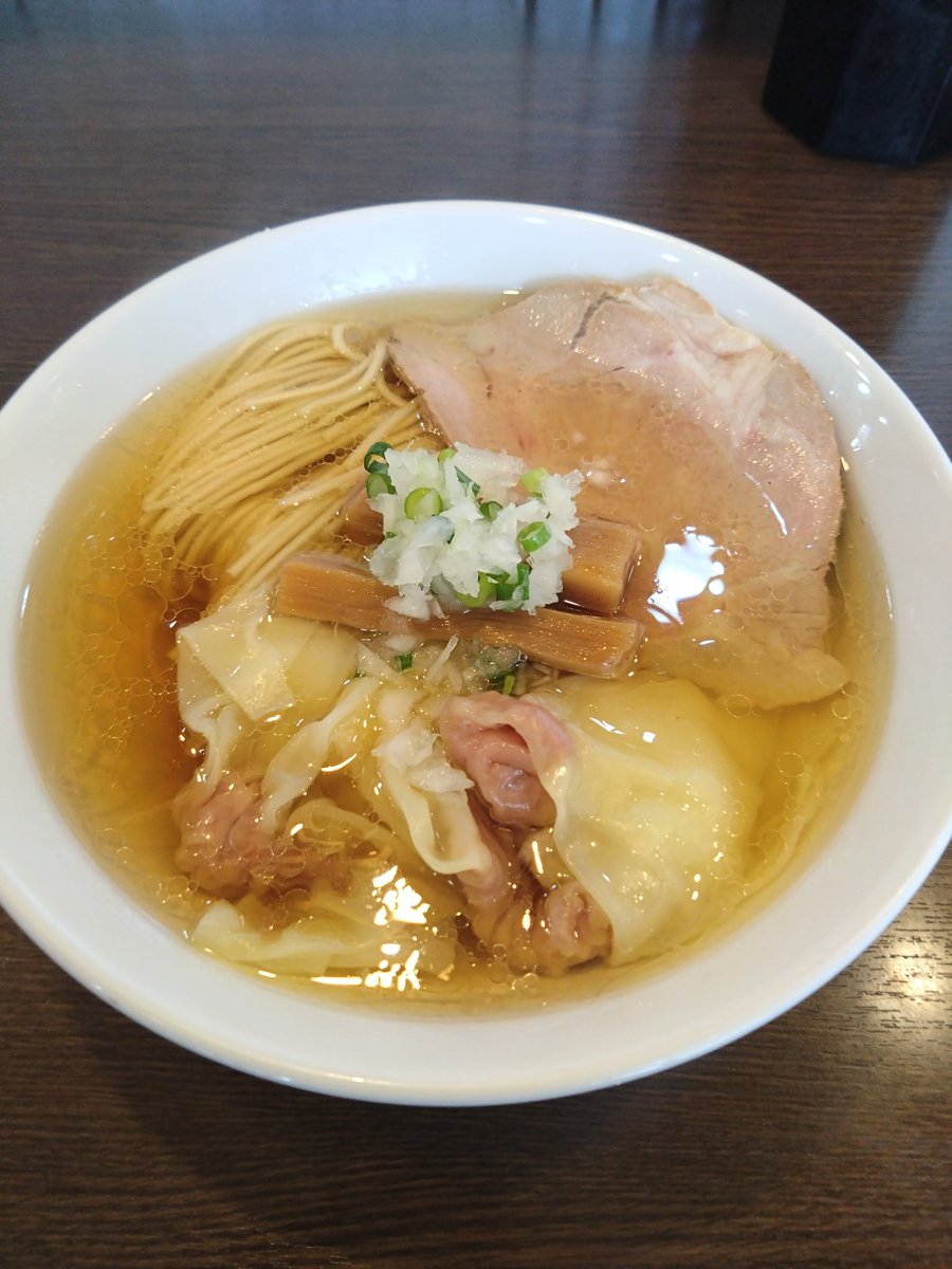 tomoyotuba's tweet photo. 中華そばイデタ🍜幸手市
✦ワンタン塩そば
✦和えそば
ニボの旨味がしっかり効いた清湯塩スープ、パッツン歯切れのいい中細スト麺、チャー&amp;メンマ&amp;ワンタンの具材
シャキシャキ刻み玉葱のいいアクセント👌🏼
パツパツ麺の和えそばも旨🤩
今日も美味しく頂けました🍜💕
ご馳走様でした🙏🏿✨ https://t.co/uhgWKSdylI