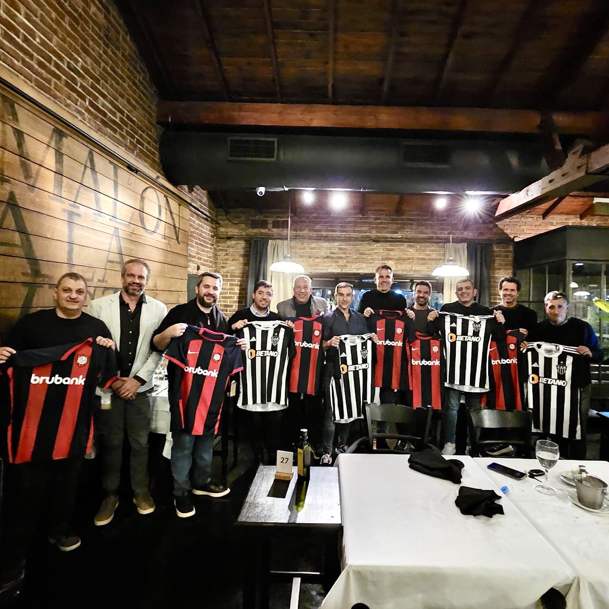 Atletico's tweet photo. 🤝🏻🐔 Na véspera da partida de amanhã, pela @LibertadoresBR, na Argentina, as diretorias de #Galo e San Lorenzo se reuniram em uma noite de confraternização! 

Que a rivalidade fique apenas dentro de campo em mais um grande jogo! 

#SLOxCAM https://t.co/0l0bHZtNoR