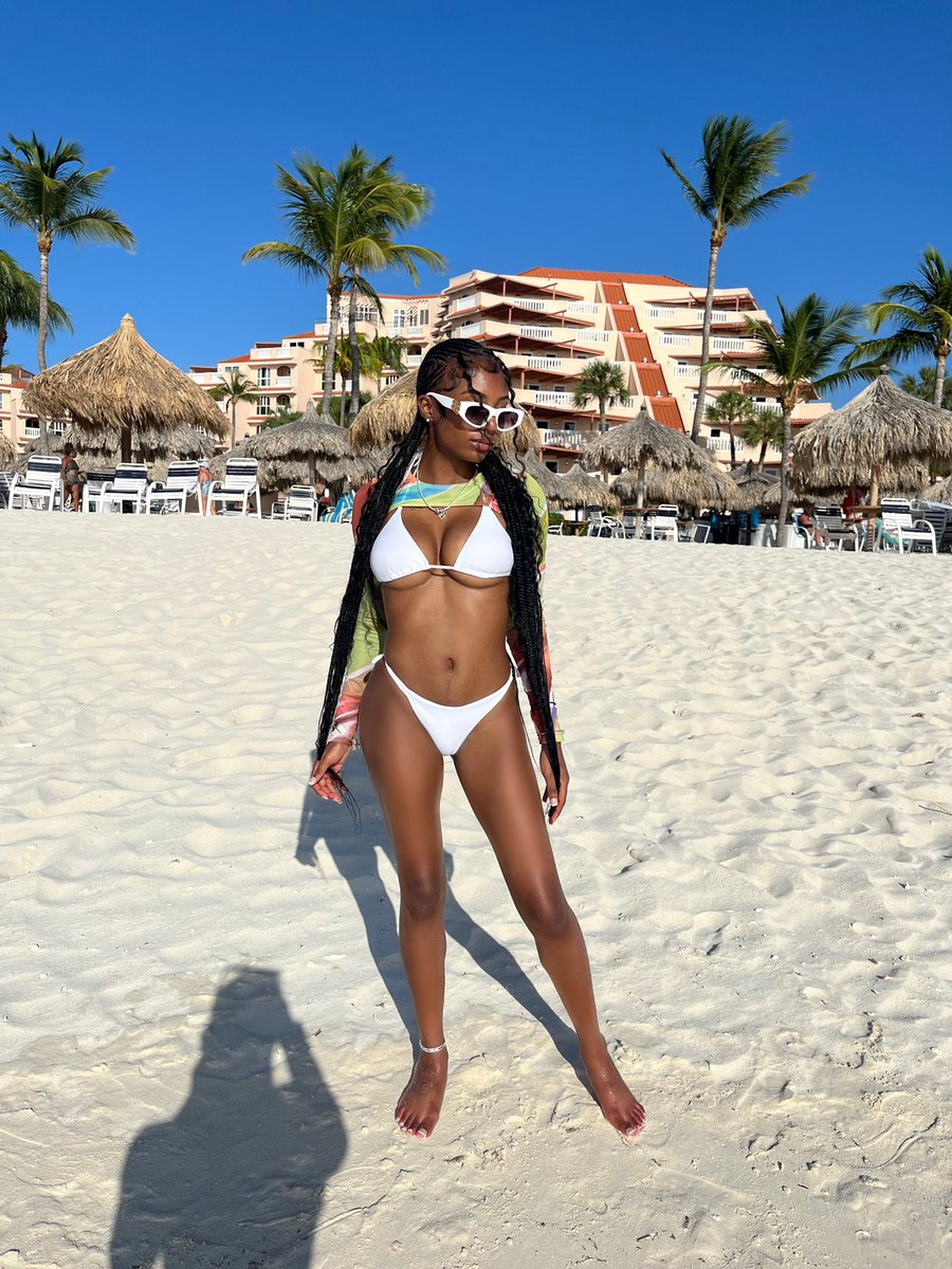 dabarbbihh's tweet photo. why trip on a hoe in a whole different  time zone #thehappyisland #aruba🇦🇼 https://t.co/tGbtpNGMMg