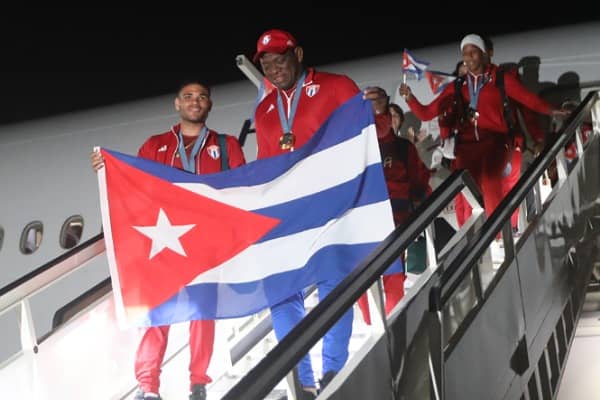 Nuestros campeones y medallistas olímpicos ya están en la Patria y #Cuba les rinde merecido homenaje.

Las limitaciones que recrudecido bloqueo de EEUU impone al desarrollo del deporte no impidieron que nuestra delegación se ubicara en segundo lugar de Latinoamérica y el Caribe.