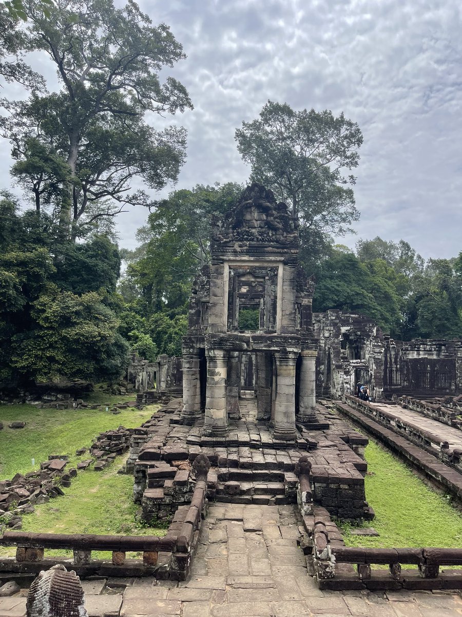 An unusual two storey building at Preah Khan Temple 

#khmerjoirneys #preahkhantemple #travelaroundcambodia