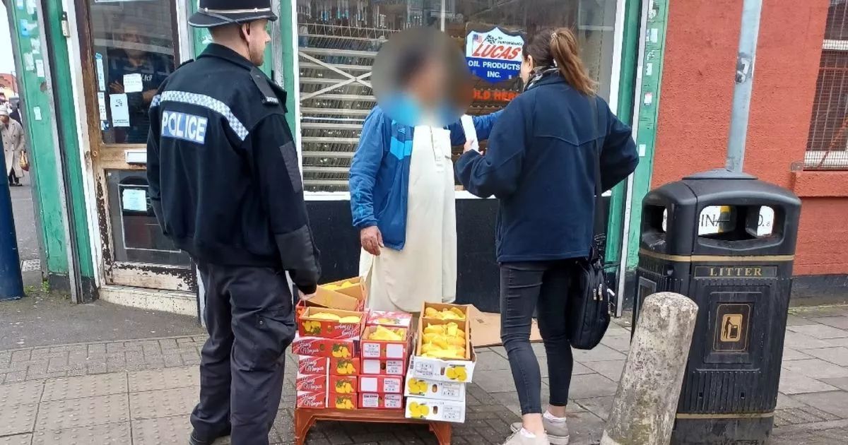 AGRIDevelopmnts's tweet photo. [Mangos] UK: Police accompanied by council officers have raided numerous stalls selling illegally imported mango across the UK as they try to cash in on growing demand.

#Mangos #Agriculture #Finance #Investment #Philippines #AGRIDevelopments

https://t.co/of5OMoywkY https://t.co/JJYiAOK3qV