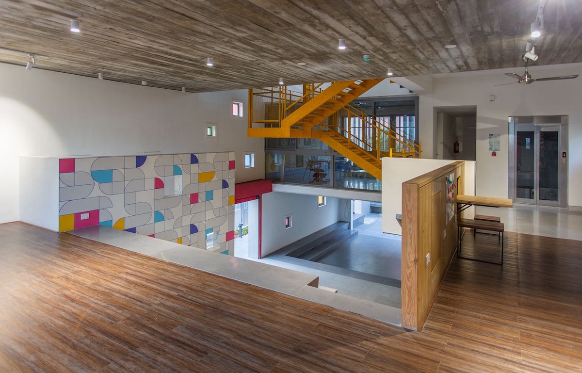 Architizer's tweet image. This design centers on a central atrium, with classrooms and spaces flowing into each other, leveraging natural light and ventilation to create an ideal learning environment.
📍Chennai, India | #ArchitizerAwards
👉️ Details: arc.ht/4cqt5gm
