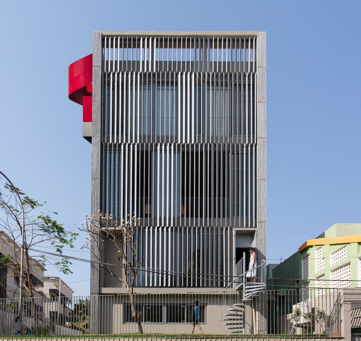 Architizer's tweet image. This design centers on a central atrium, with classrooms and spaces flowing into each other, leveraging natural light and ventilation to create an ideal learning environment.
📍Chennai, India | #ArchitizerAwards
👉️ Details: arc.ht/4cqt5gm