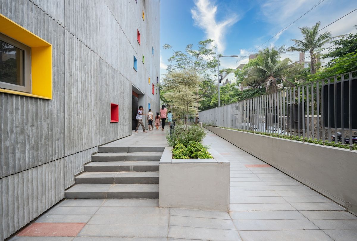 Architizer's tweet image. This design centers on a central atrium, with classrooms and spaces flowing into each other, leveraging natural light and ventilation to create an ideal learning environment.
📍Chennai, India | #ArchitizerAwards
👉️ Details: arc.ht/4cqt5gm
