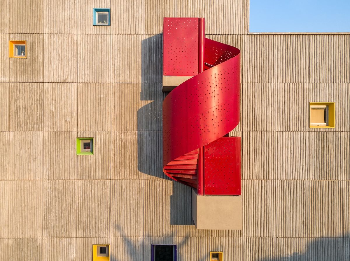 Architizer's tweet image. This design centers on a central atrium, with classrooms and spaces flowing into each other, leveraging natural light and ventilation to create an ideal learning environment.
📍Chennai, India | #ArchitizerAwards
👉️ Details: arc.ht/4cqt5gm