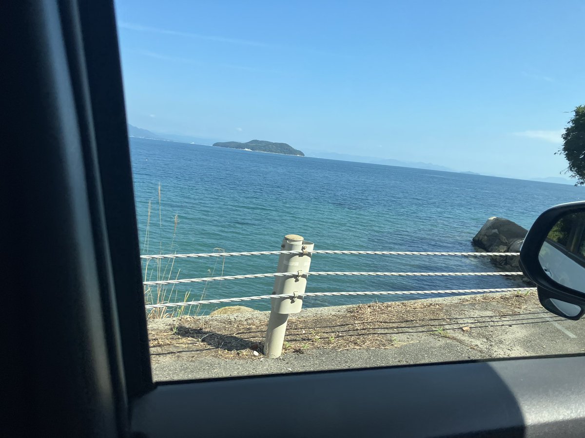 SDGSKY_HI's tweet photo. 法事を兼ねて両親の故郷である瀬戸内海の島へ。子供の頃に毎年のように訪れていた場所で、大勢の親戚と久しぶりの再会を遂げました。
元々手厚い福利厚生制度のＳＤＧですが、今年から始まった家族旅行手当制度をありがた〜く使わせた頂きました^_^
#福利厚生
#SDG家族旅行手当 https://t.co/uXD2KFpeOB