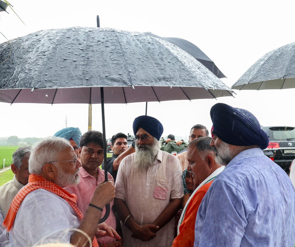 CircularIndia's tweet photo. @OfficeofSSC @FAO
Prime Minister . @narendramodi unveiled 109 new #CropVarieties today at the India Agricultural Research Institute in #NewDelhi, aimed at being high-yielding, #ClimateResilient, and enriched with essential nutrients.
During the launch, PM Modi interacted with #Farmers and #Scientists, highlighting the importance of #ValueAddition in agriculture. Farmers are optimistic that these new varieties will lower costs and benefit the #Environment.
The Prime Minister praised the scientists for their hard work and innovation, aligning with his vision of integrating underutilized crops into mainstream agriculture.
The newly released varieties include 34 field crops and 27 horticultural crops, marking a significant step towards boosting India's #AgriculturalProductivity and #Sustainability.