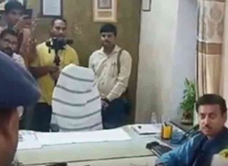 yespunjab's tweet photo. Raj Minister Rathore rebukes ACP for thrashing Army Commando at Jaipur police station
#Rajasthan #RajyavardhanSinghRathore #Arvind #SanjaySharma #ArmyCommando #Jaipur #YesPunjab
https://t.co/QS5FQ0MYSD https://t.co/WPhXrvv9KW