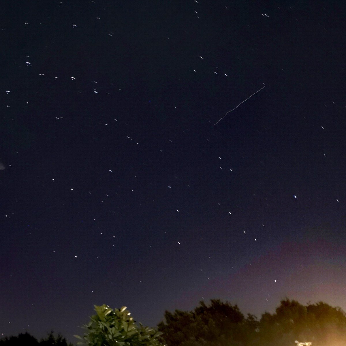 HenkWittingen's tweet photo. Vallende ster. Gezien vanuit onze achtertuin in Ede, Gelderland, NL.
#meteorenzwerm #PerseidMeteorShower #Perseids2024 https://t.co/Wvkj02vQ2g