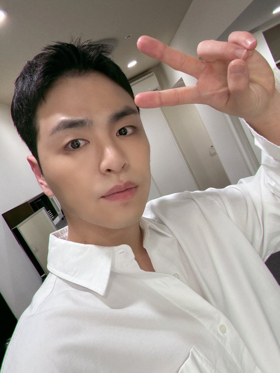 iKONIC_143's tweet photo. [#FORiKONIC]  

Thank you Tokyo✌🏻 

#JU_NE #구준회 
#iKON #아이콘 
#TOKYO https://t.co/zfndNhGBAE