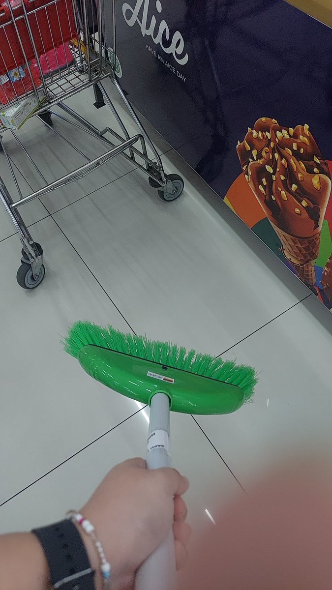 beli sapu harus ijo 
nctzen sejati😭😭😭